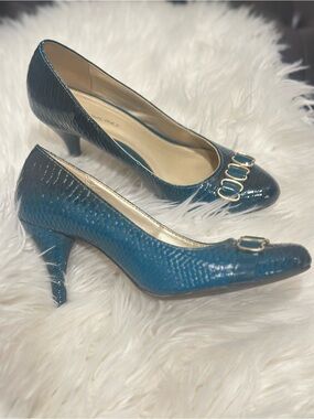 Gorgeous Bandolino Teal Blue Snake Embossed Mid-Heel Pumps with Gold Accents 7.5